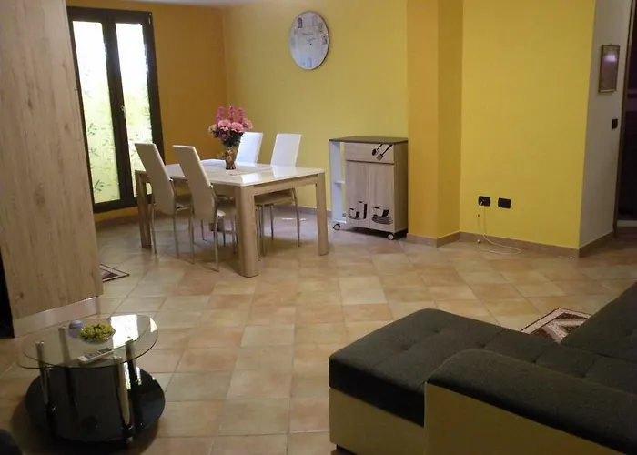 Indipendente Al Piano Seminterrato アパート *